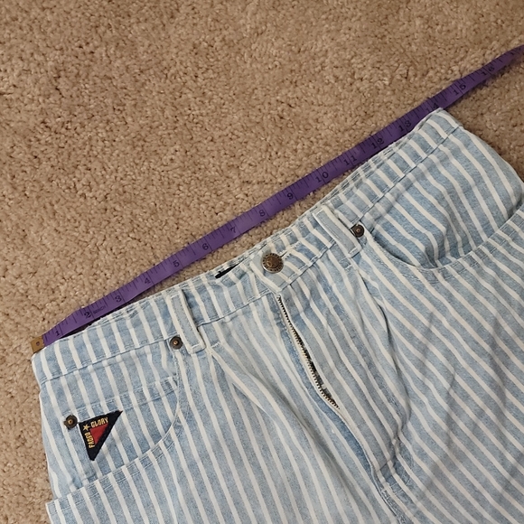 Striped shorts - Picture 2 of 7